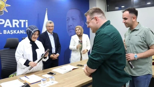 AK Parti Kütahya İl Gençlik Kolları’ndan Anneler Günü sürprizi
