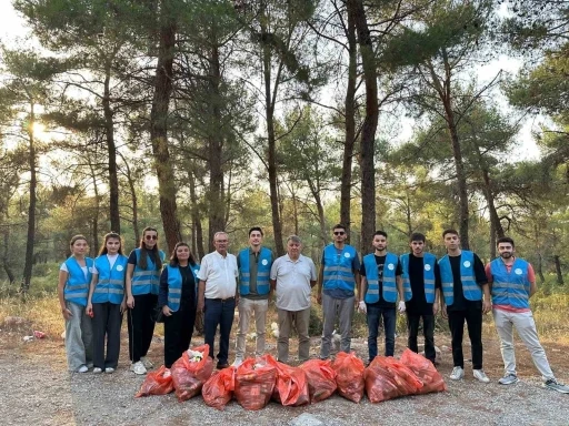 AK Parti’li gençlerden çevre temizliği
