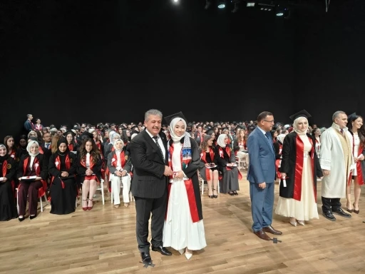 AK Parti’li vekil kızının diplomasını kendi elleriyle verdi
