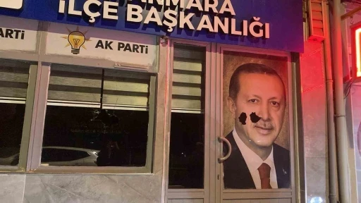 AK Parti Marmara il&ccedil;e binasına taşlı saldırıyla ilgili 1 kişi g&ouml;zaltına alındı
