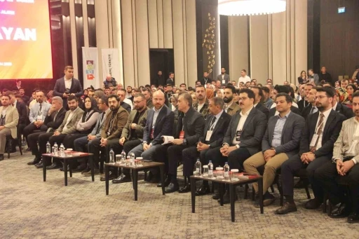 AK Parti Sözcüsü Ömer Çelik ve Bilal Erdoğan Şanlıurfa’da gençlerle buluştu
