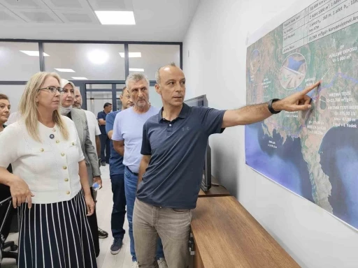 AK Partili Çankırı Karareis Barajı’nı inceledi: &quot;1989 İstanbul’undaki manzaranın aynısı 2025 yılında İzmir’de yaşanıyor&quot;
