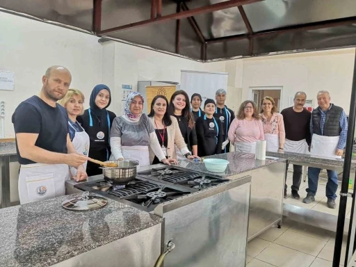 Akademi öğretmenlerine höşmerim yapımı gösterildi
