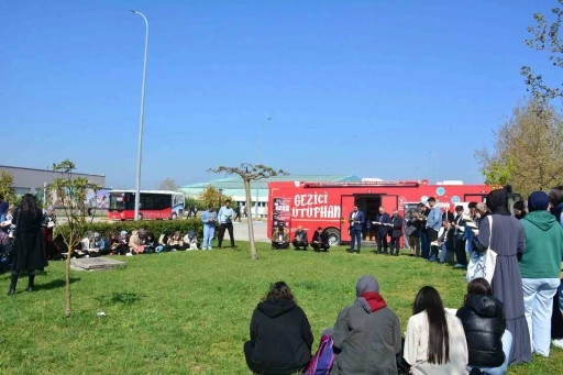 Akademisyenler ve öğrenciler kitap okudular
