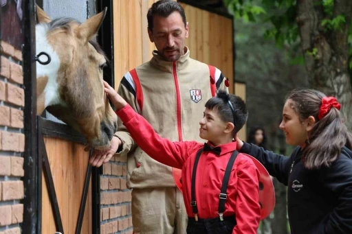 Akademisyenler ve &ouml;zel &ccedil;ocuklar at terapisi etkinliğinde bir araya geldi

