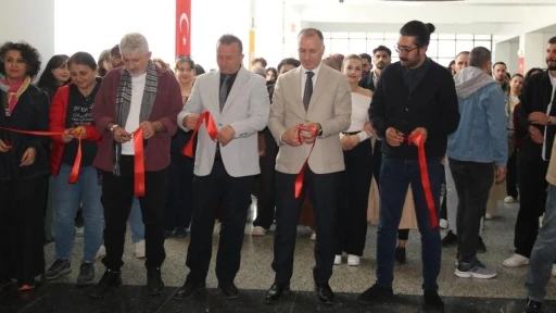 Akademisyenlerin yaptığı eserler sanatseverlerle buluştu
