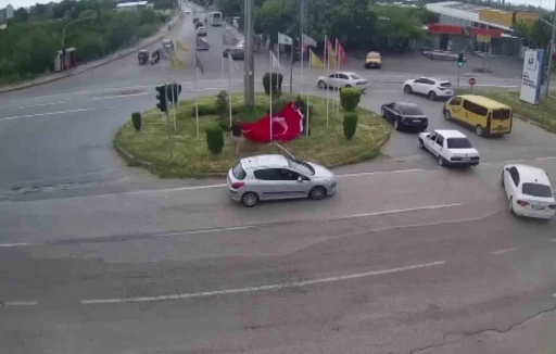 Akan trafiğe rağmen 1 dakika i&ccedil;erisinde T&uuml;rk bayrağını yerden kaldırdılar
