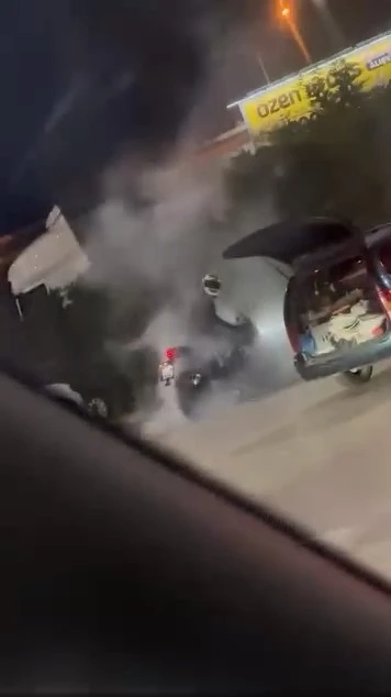 Akaryakıt istasyonu i&ccedil;inde lastik yakan motosiklet b&ouml;yle g&ouml;r&uuml;nt&uuml;lendi

