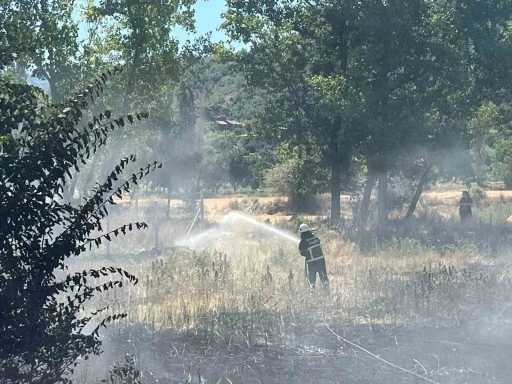Akaryakıt istasyonu yanında çıkan örtü yangını büyümeden söndürüldü
