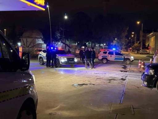 Akaryakıt istasyonun da bı&ccedil;aklı kavga: 1 &ouml;l&uuml;, 2 yaralı
