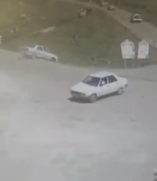 Akaryakıt istasyonunda korkutan kaza: Otomobil şarampole d&uuml;şt&uuml;
