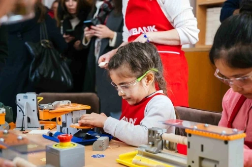 Akbank, &quot;Dönüşümde Gelecek Var&quot; ile on binlerce çocuğun eğitim deneyimini iyileştiriyor

