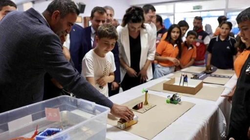 Ak&ccedil;adağ Belediyesi&rsquo;nin desteğiyle yenilenen okul sıraları &ouml;ğrencilere teslim edildi
