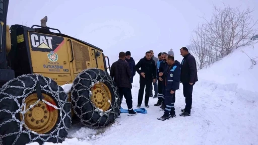 Ak&ccedil;adağ&rsquo;da kar nedeniyle yoldan &ccedil;ıkan iş makinesi kurtarıldı
