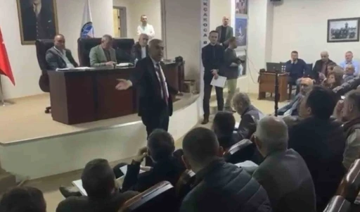 Ak&ccedil;akoca Belediye Meclisi&rsquo;nde gergin anlar

