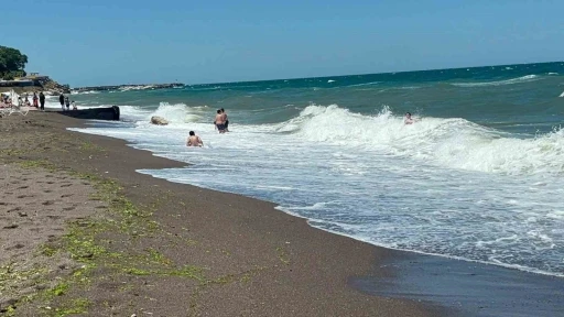 Ak&ccedil;akoca&rsquo;da dalga boyu 2 metreyi aştı
