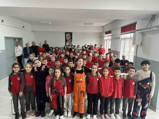 Ak&ccedil;akoca&rsquo;da &ouml;ğrencilere y&ouml;nelik tiyatro g&ouml;sterisi d&uuml;zenlendi
