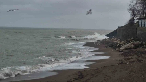 Ak&ccedil;akoca&rsquo;da sağanak ve fırtına etkili oldu: Dalgalar sahili d&ouml;vd&uuml;
