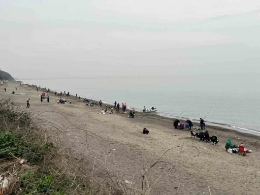 Akçakoca sahilleri olta avcılarıyla dolup taştı
