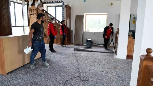 Ak&ccedil;aova TOKİ Camisinde eksikler gideriliyor, ibadete a&ccedil;ılış yakın
