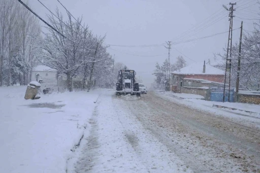 Akdağmadeni Belediyesi, baharda da kar mesaisine devam ediyor
