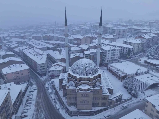 Akdağmadeni Belediyesi ekipleri karla m&uuml;cadele i&ccedil;in sahada
