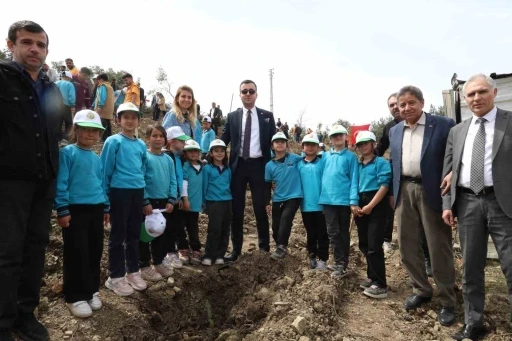 Akdam&rsquo;da 1000 fidan toprakla buluştu
