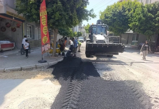 Akdeniz&rsquo;de altyapı &ccedil;alışmaları sonrası bozulan yollar asfaltlanıyor

