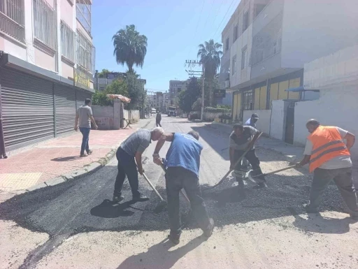Akdeniz&rsquo;de asfalt yama &ccedil;alışmaları devam ediyor

