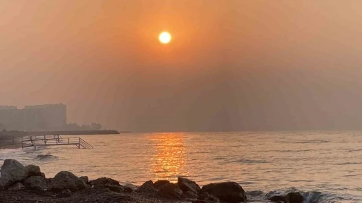 Akdeniz’de gün doğumuyla oluşan yakamoz mest etti
