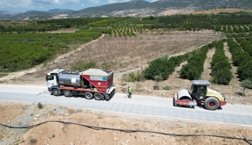 Akdeniz’de kırsal mahallelere yol desteği sürüyor
