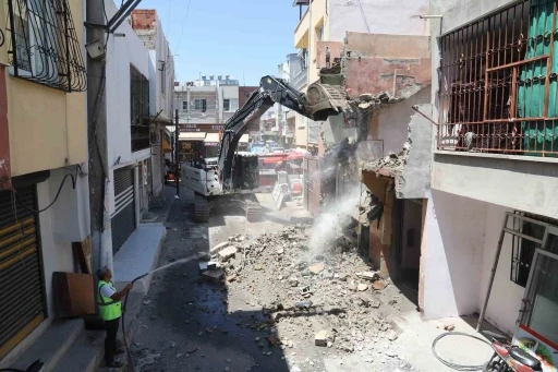 Akdeniz’de metruk yapılar tek tek yıkılıyor
