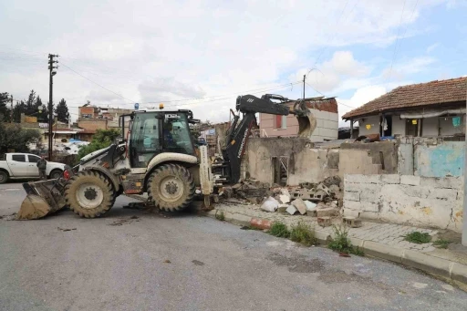 Akdeniz&rsquo;de tehlike sa&ccedil;an metruk yapılar yıkılıyor

