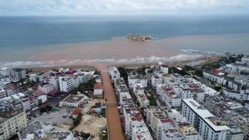 Akdeniz&rsquo;e akan sel suları Kızkalesi &ccedil;evresini kahverengiye b&uuml;r&uuml;d&uuml;
