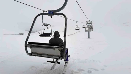 Akdeniz&rsquo;in kayak merkezi Yedikuyular&rsquo;a ilgi yoğun
