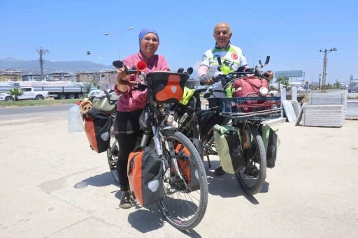 Akdeniz sahillerini pedal &ccedil;evirerek gezen &ccedil;ift 27 g&uuml;n sonra Hatay&rsquo;a ulaştı
