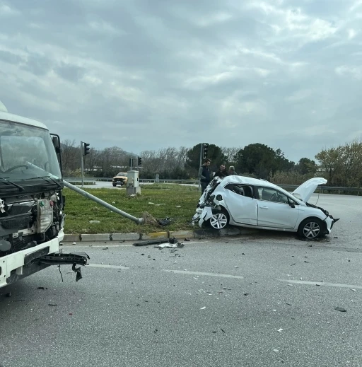 Akhisar&rsquo;da OSB kavşağında trafik kazası: 1 yaralı
