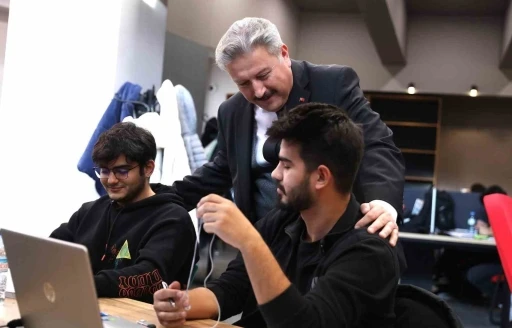 Akıl K&uuml;p&uuml; K&uuml;t&uuml;phaneleri dolup taşıyor
