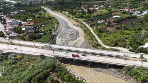 Akıntıya kapılarak nehirde kaybolan 20 yaşındaki genci arama &ccedil;alışmaları &uuml;&ccedil;&uuml;nc&uuml; g&uuml;nde devam ediyor
