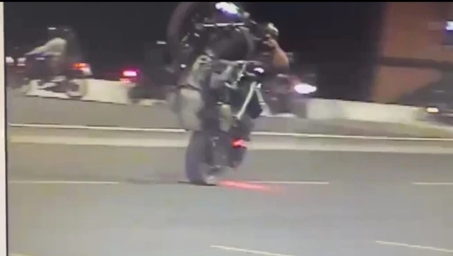Akrobasi hareketleri yapan motosikletliler sivil trafik ekiplerine takıldı
