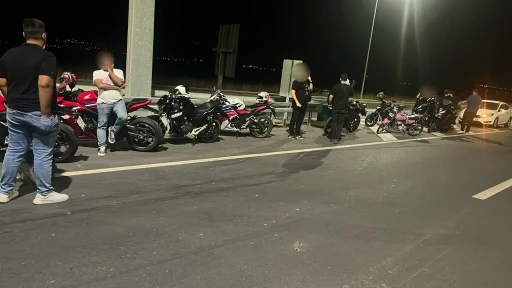 Akrobatik hareket yapan motorcular jandarmadan kaçamadı
