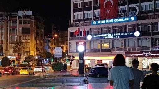 Akşam termometre 35’i gösterdi Aydınlılar serinlemek için meydana akın etti
