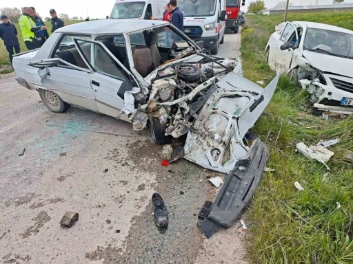 Aksaray&rsquo;da 2 otomobil &ccedil;arpıştı: 4 yaralı
