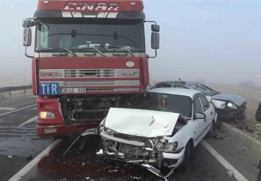 Aksaray&rsquo;da 5 ara&ccedil;lı zincirleme &rsquo;sis&rsquo; kazası: 1 yaralı
