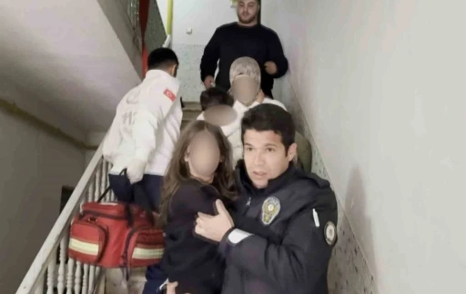 Aksaray&rsquo;da 5 katlı apartmanda yangın paniği, bina tahliye edildi
