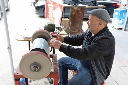Aksaray&rsquo;da bı&ccedil;ak&ccedil;ıların kurban mesaisi

