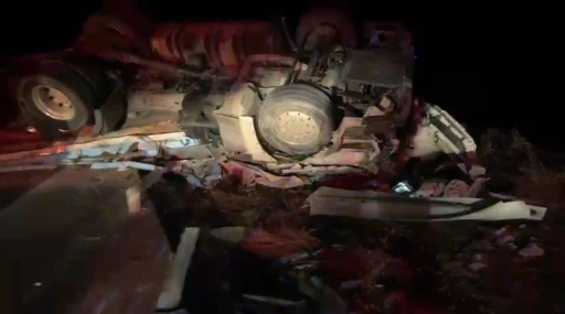 Aksaray&rsquo;da devrilen tırın s&uuml;r&uuml;c&uuml;s&uuml; hayatını kaybetti
