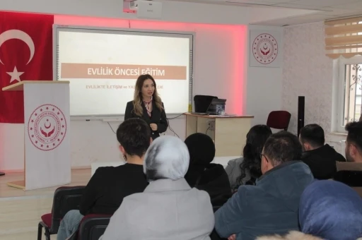 Aksaray&rsquo;da gen&ccedil; &ccedil;iftlere evlilik &ouml;ncesi eğitim veriliyor
