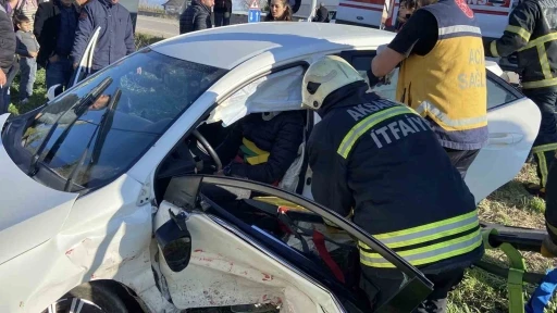 Aksaray’da iki otomobil çarpıştı: 1’i ağır 4 yaralı
