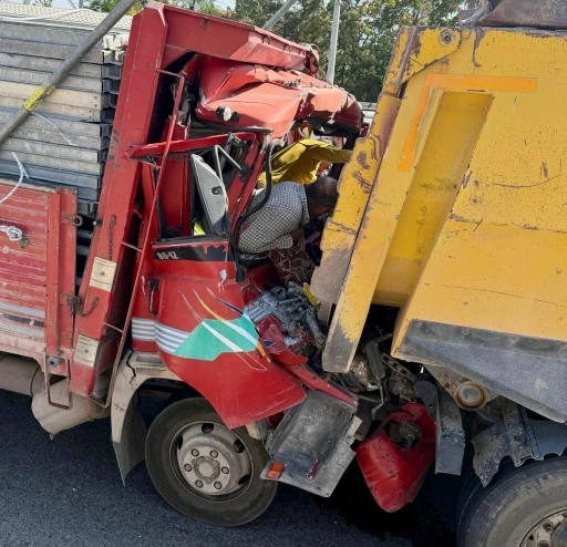 Aksaray&rsquo;da kamyona &ccedil;arpan kamyonette can pazarı kamerada: 2 yaralı
